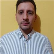 Profesor de educación física imparte clases a niños y adultos